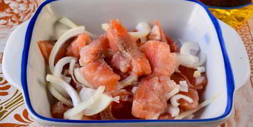 соленая горбуша в масле с луком