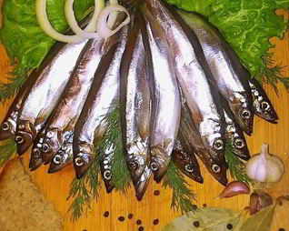 Соленая мойва с чесночком