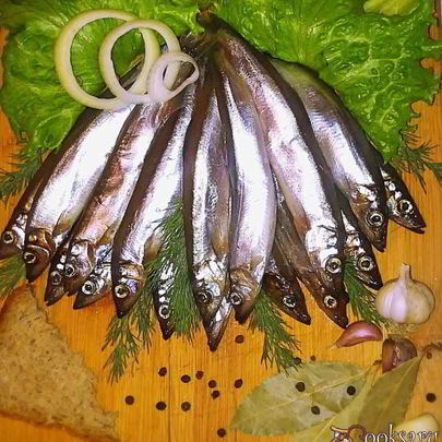 Соленая мойва с чесночком