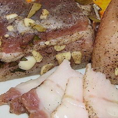 Соленое сало с мясной прослойкой в рассоле