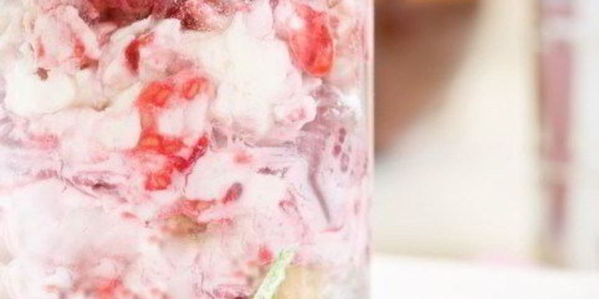 Рецепт свежих ягод с маскарпоне и меренгами