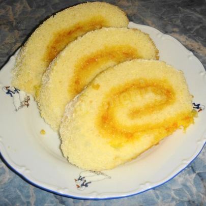 Бисквитный рулет с вареньем