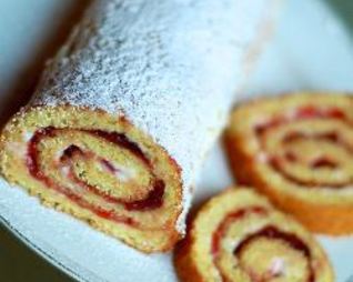 Рулет с вишневым вареньем