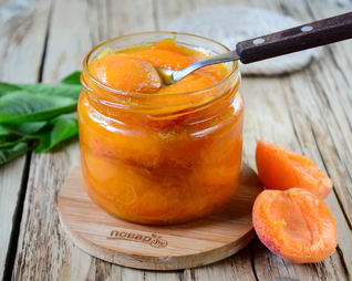 Варенье из абрикосов с листьями вишни