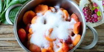 варенье из абрикосов с листьями вишни