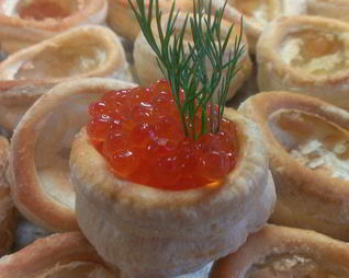 Волованы с икрой и малиновым вареньем