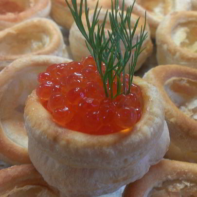 Волованы с икрой и малиновым вареньем
