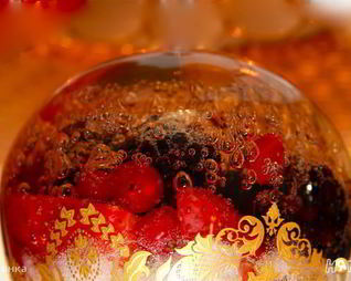 Ягоды в желе из шампанского