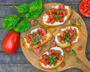 Брускетта с базиликом