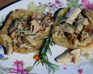 Брускетта с белыми грибами, чили и розмарином