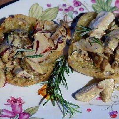 Брускетта с белыми грибами, чили и розмарином