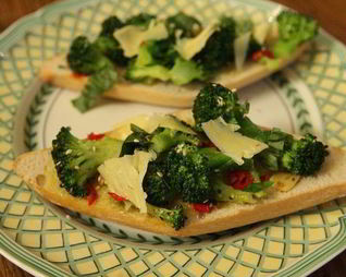 Брускетта с брокколи, чили и чесноком