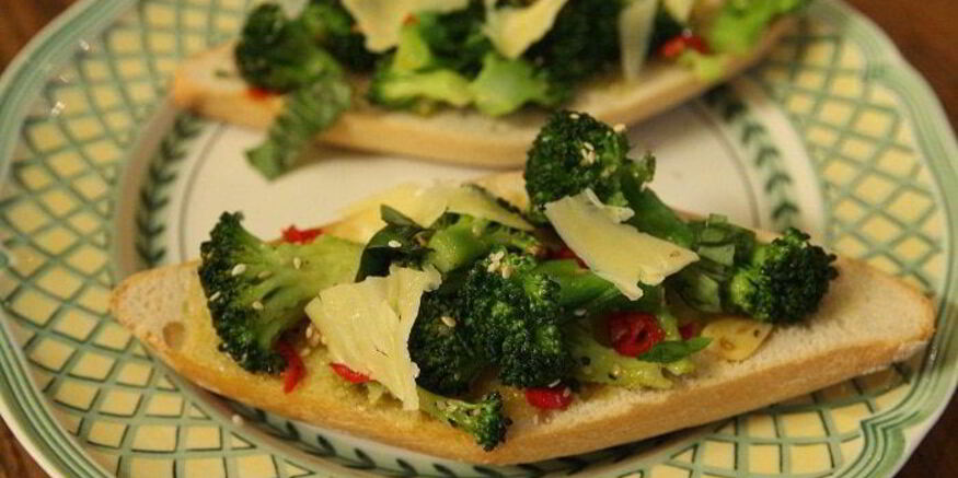 Рецепт брускетты с брокколи, чили и чесноком