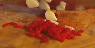 брускетта с брокколи, чили и чесноком