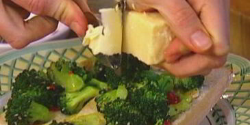 брускетта с брокколи, чили и чесноком