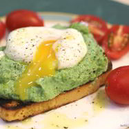 Рецепт Брускетты с фасолью, рикоттой, шпинатом и яйцом-пашот