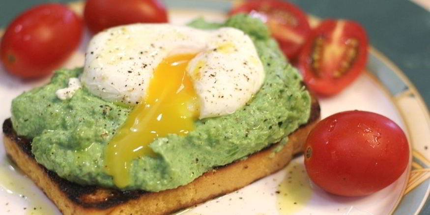 Рецепт брускетты с фасолью, рикоттой, шпинатом и яйцом-пашот