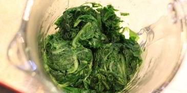 брускетта с фасолью, рикоттой, шпинатом и яйцом-пашот