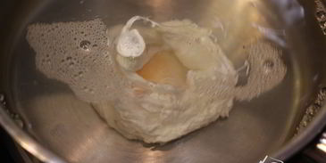 брускетта с фасолью, рикоттой, шпинатом и яйцом-пашот