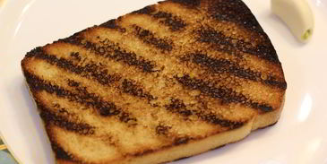 брускетта с фасолью, рикоттой, шпинатом и яйцом-пашот