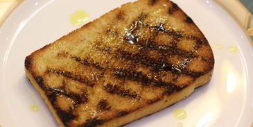 брускетта с фасолью, рикоттой, шпинатом и яйцом-пашот