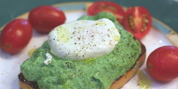 брускетта с фасолью, рикоттой, шпинатом и яйцом-пашот