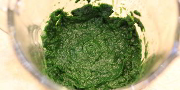 брускетта с фасолью, рикоттой, шпинатом и яйцом-пашот