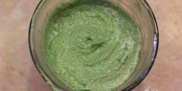 брускетта с фасолью, рикоттой, шпинатом и яйцом-пашот