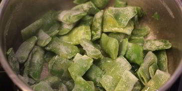 брускетта с фасолью, рикоттой, шпинатом и яйцом-пашот