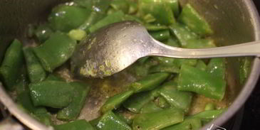 брускетта с фасолью, рикоттой, шпинатом и яйцом-пашот