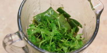 брускетта с фасолью, рикоттой, шпинатом и яйцом-пашот