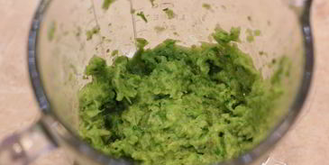 брускетта с фасолью, рикоттой, шпинатом и яйцом-пашот