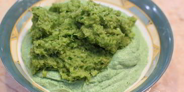 брускетта с фасолью, рикоттой, шпинатом и яйцом-пашот