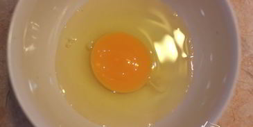 брускетта с фасолью, рикоттой, шпинатом и яйцом-пашот