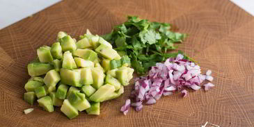 брускетта с гуакамоле и креветками