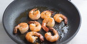 брускетта с гуакамоле и креветками