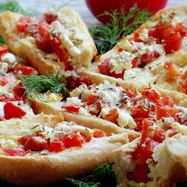 Рецепт Брускетты с колбасой, помидорами и сыром фета