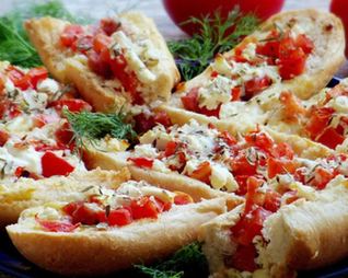 Брускетта с колбасой, помидорами и сыром фета