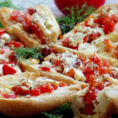 Брускетта с колбасой, помидорами и сыром фета