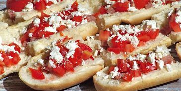 брускетта с колбасой, помидорами и сыром фета