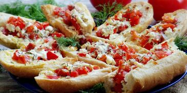 брускетта с колбасой, помидорами и сыром фета