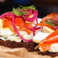 Рецепт Брускетты с красной рыбой и капустой