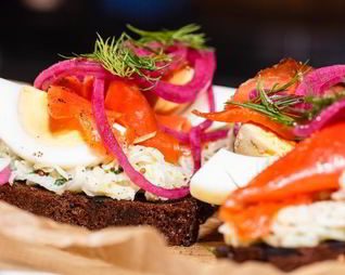 Брускетта с красной рыбой и капустой