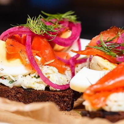 Брускетта с красной рыбой и капустой