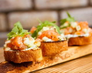 Брускетта с лососем и сливочным сыром