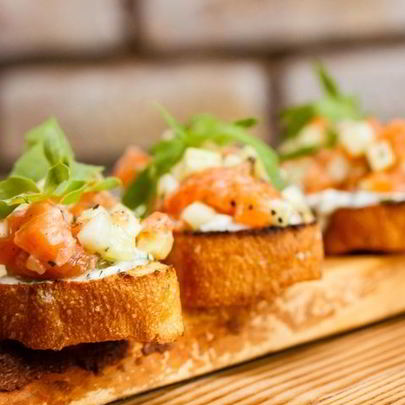 Брускетта с лососем и сливочным сыром