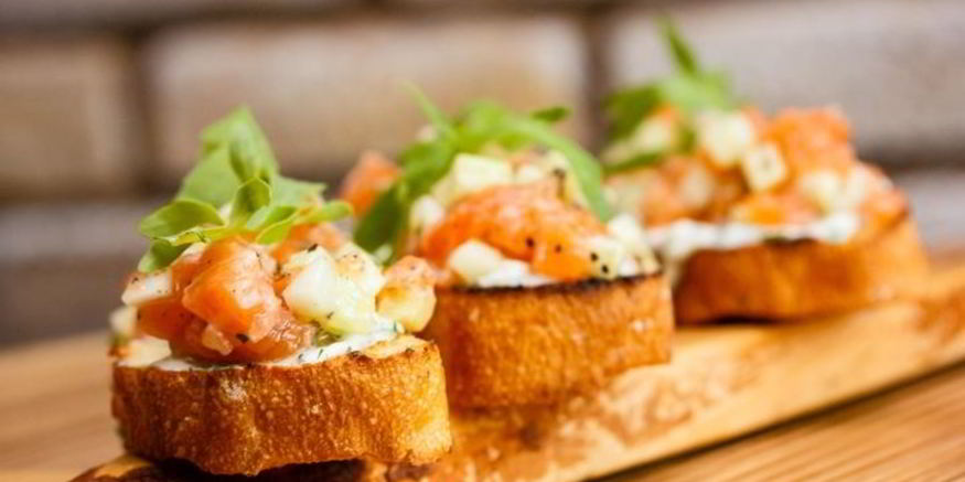 Рецепт брускетты с лососем и сливочным сыром