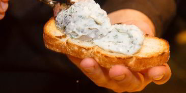 брускетта с лососем и сливочным сыром