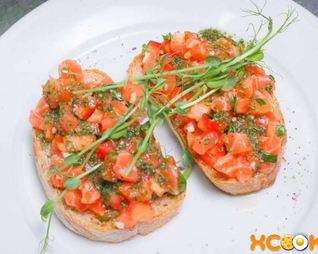 Брускетта с лососем