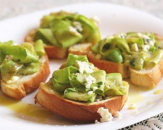 Брускетта с маринованным цуккини